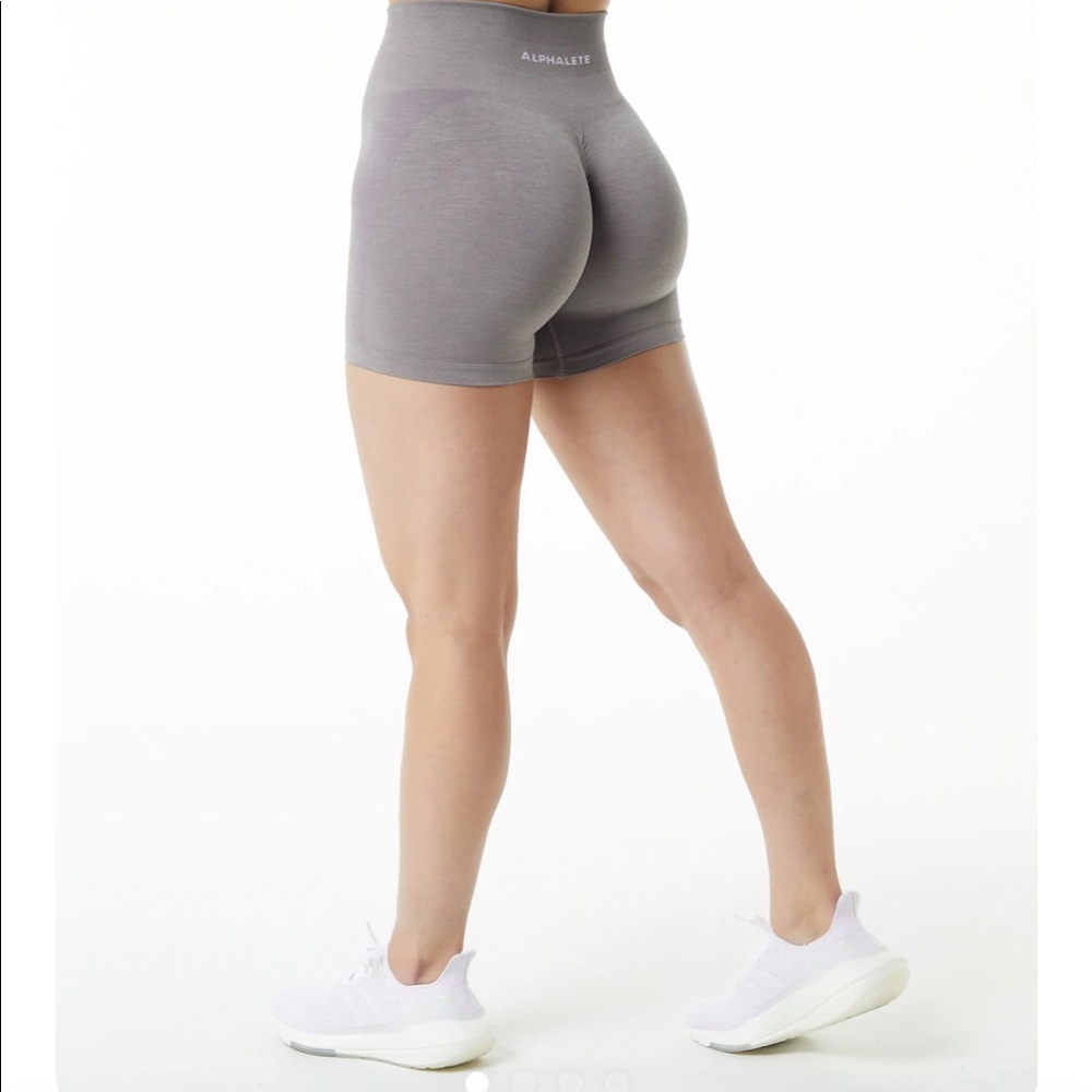 AMPLIFY SHORT 4.5"
Women's Seamless Scrunch 4.5" Short
Storm Grey